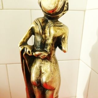 Figura Modernista mujer en trajo de baño