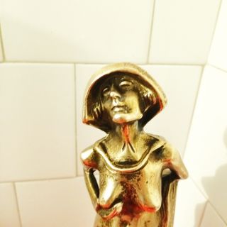 Figura Modernista mujer en trajo de baño