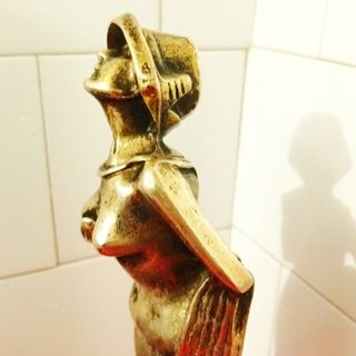 Figura Modernista mujer en trajo de baño