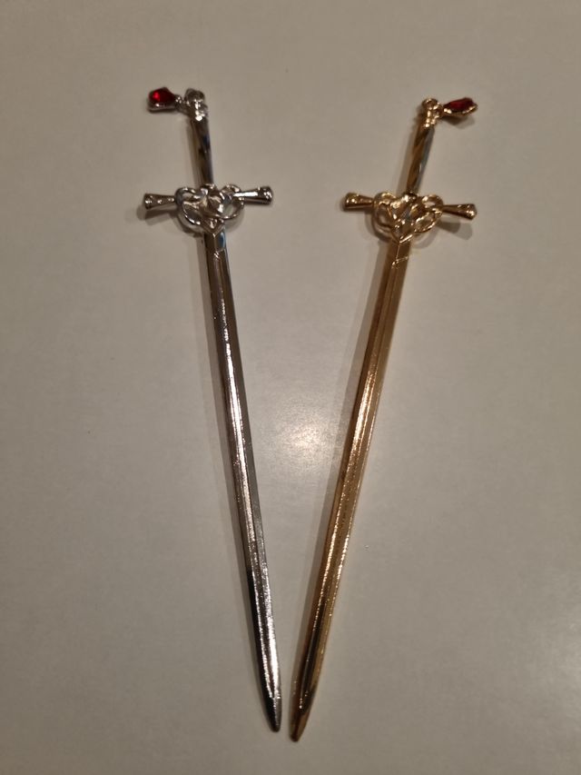 Dos marcapáginas con forma de espada.