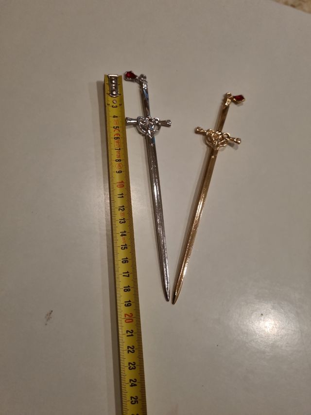 Dos marcapáginas con forma de espada.