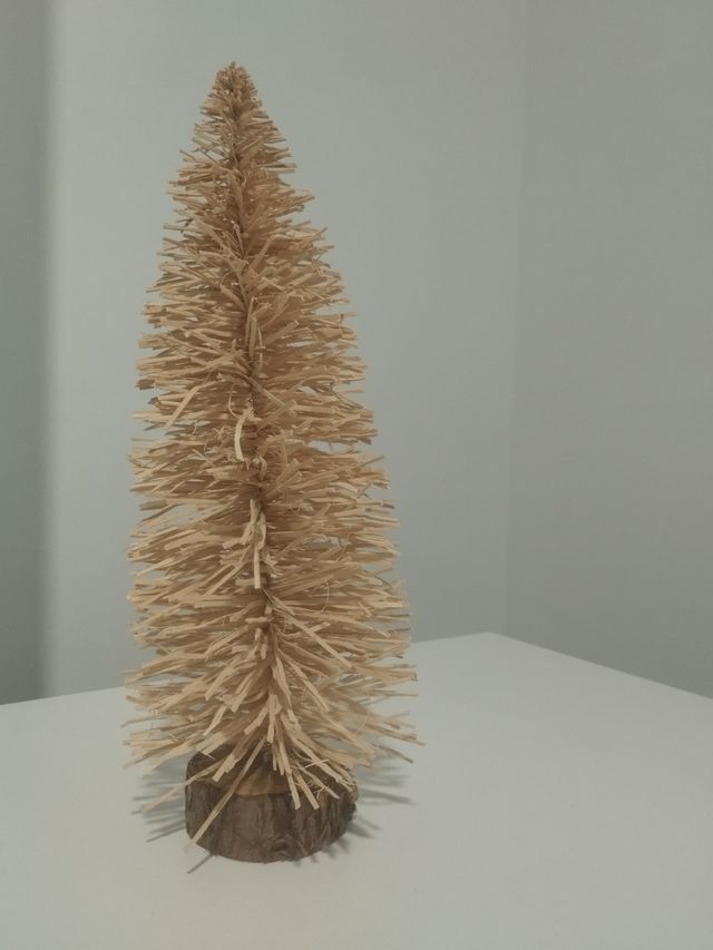 Árbol decorativo mini de mimbre y madera