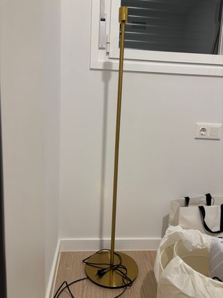 Lámpara de pie dorada Ikea SKAFTET