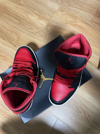Jordan 1 Mid Rojo/Negro originales