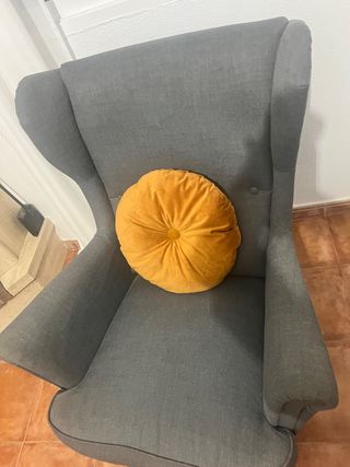 Sillón de tela gris 