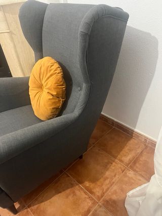 Sillón de tela gris 