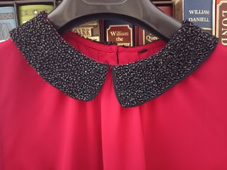 Blusa roja con cuello de pedrería