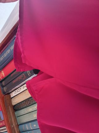 Blusa roja con cuello de pedrería