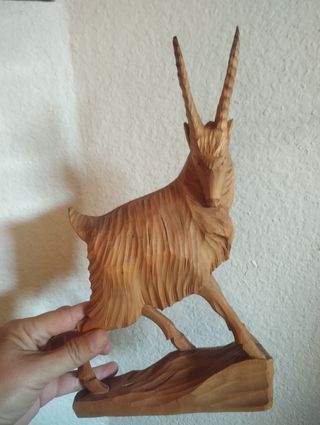 Figura de cabra de madera tallada