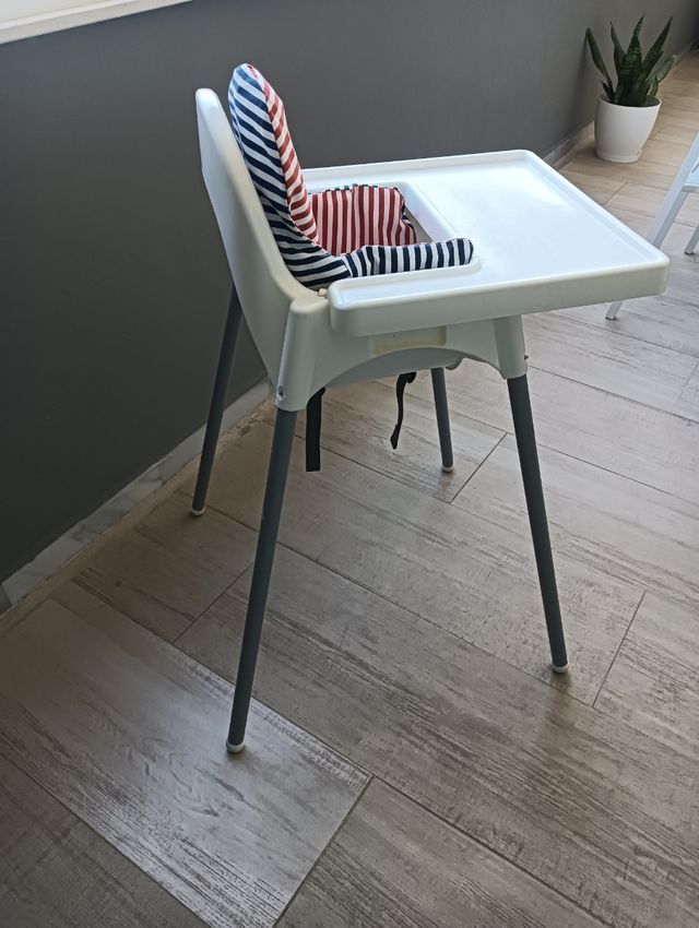 Trona de bebé con cojín a rayas