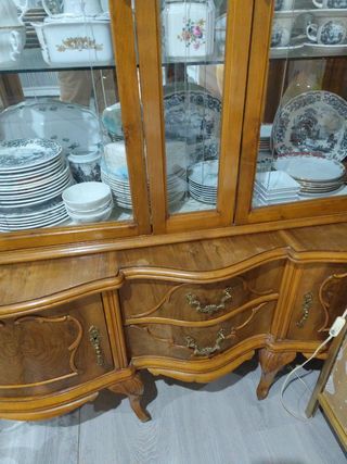 Vitrina antigua de madera con cristal