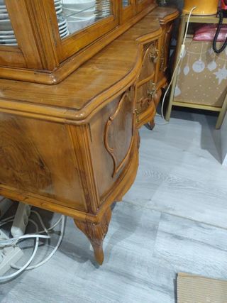 Vitrina antigua de madera con cristal