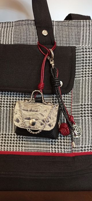 Accesorio para bolsos y mochilas. 