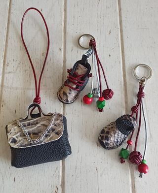 Accesorio para bolsos y mochilas. 
