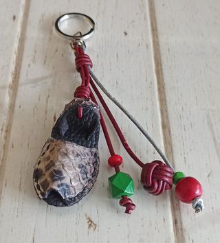 Accesorio para bolsos y mochilas. 
