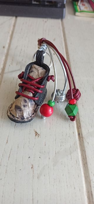 Accesorio para bolsos y mochilas. 