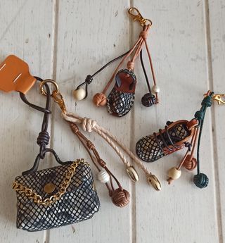 Accesorio para bolsos y mochilas. 
