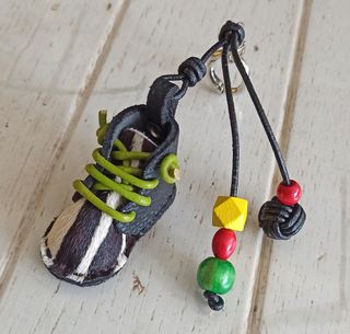 Accesorio para bolsos y mochilas. 