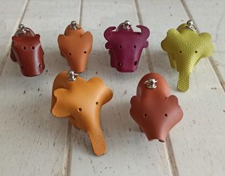 Accesorio para bolsos y mochilas. 
