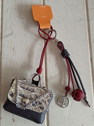 Accesorio para bolsos y mochilas.