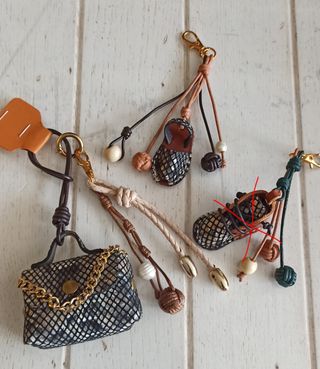 Accesorio para bolsos y mochilas.