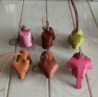 Accesorio para bolsos y mochilas.