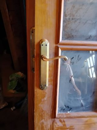 Puerta de madera con cristal