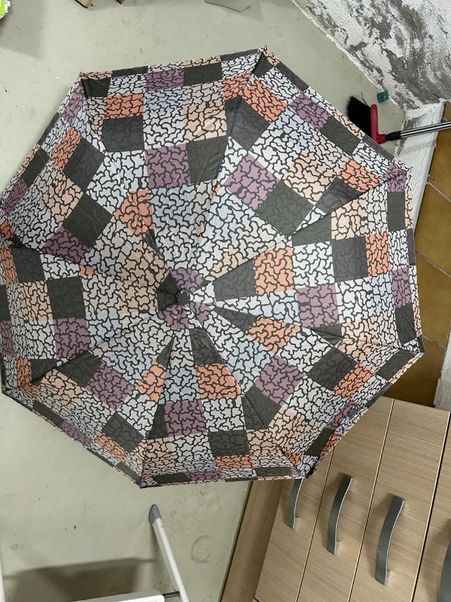 Paraguas estampado beige y gris