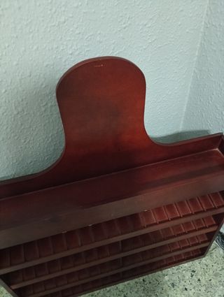 Mueble expositor de madera con espejo trasero.