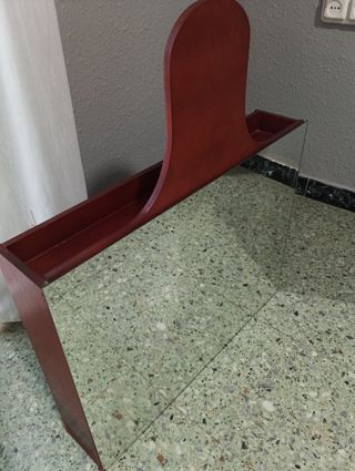 Mueble expositor de madera con espejo trasero.