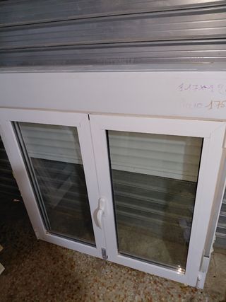 Ventana de aluminio blanca