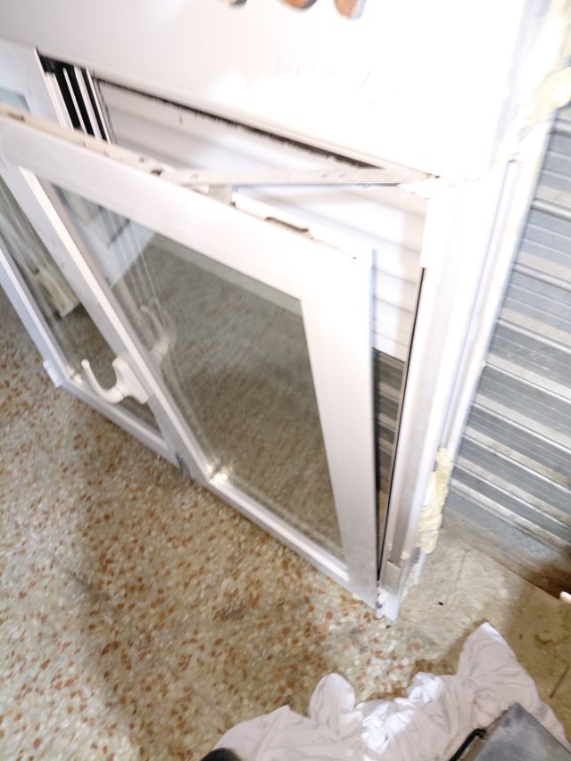 Ventana de aluminio blanca