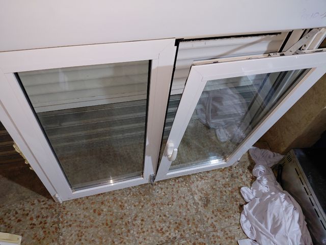 Ventana de aluminio blanca