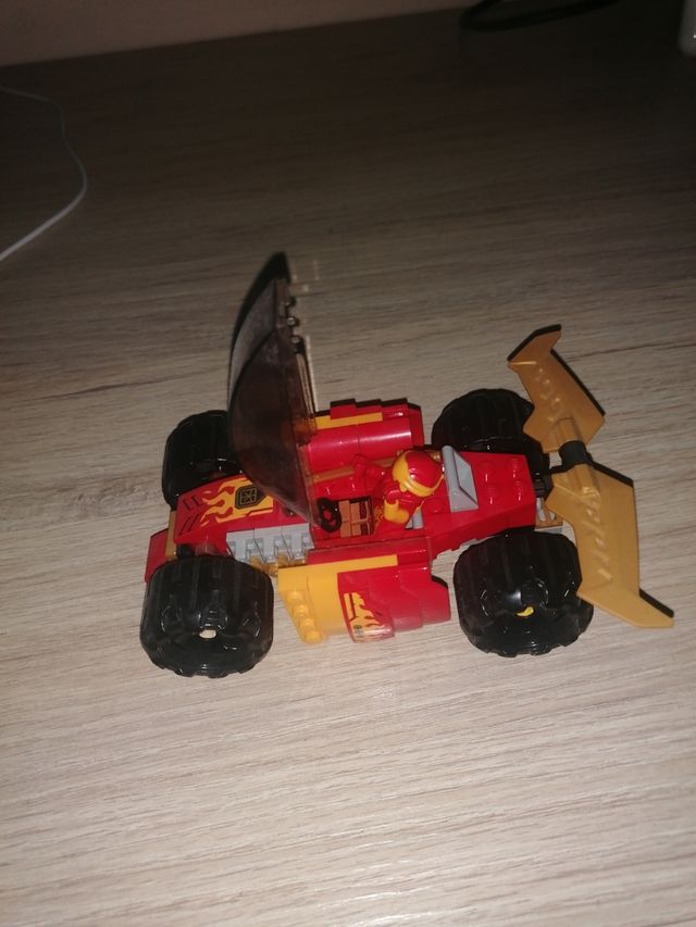 Auto Lego Ninjago con figura