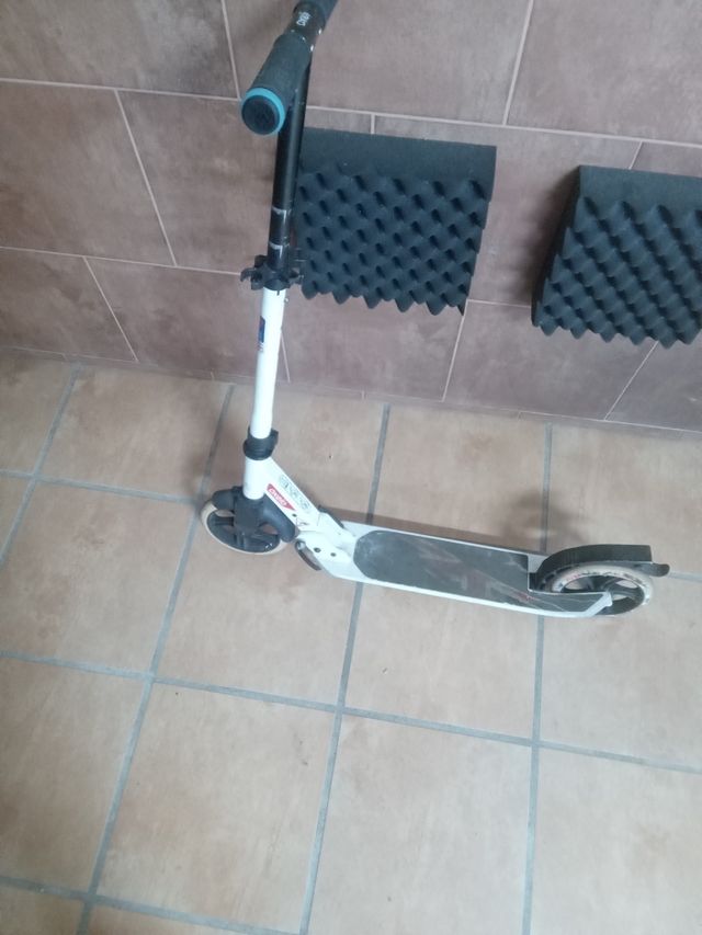 Patinete de aluminio blanco plegable 