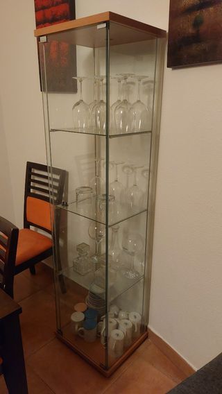 Vitrina de cristal y madera