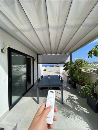 Pérgola con toldo automatico