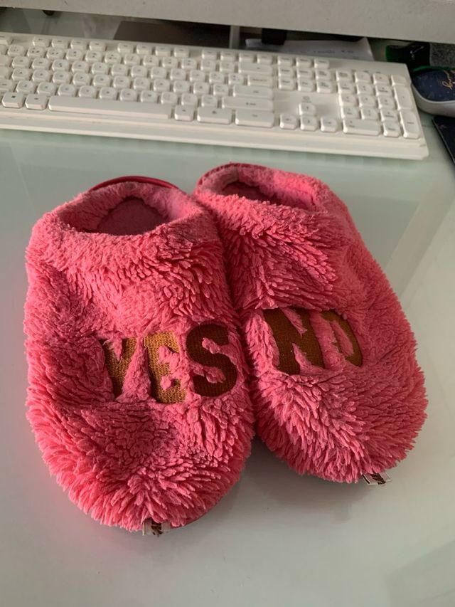 Sandalias de casa rosas con letras