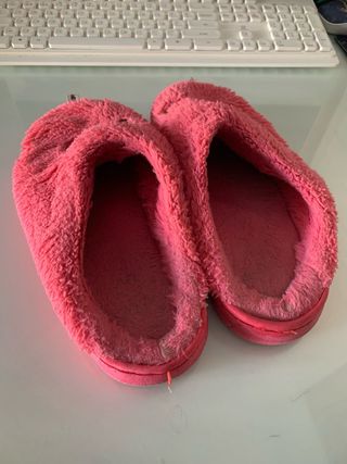 Sandalias de casa rosas con letras