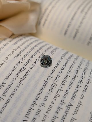 Moissanita azul verdosa