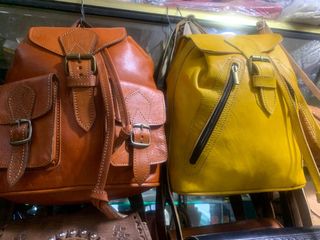 Mochilas de cuero marrón y amarillo