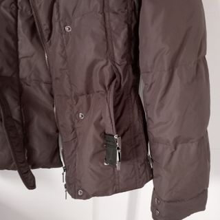 Cazadora marrón pluma Joluvi con cinturón. T. L