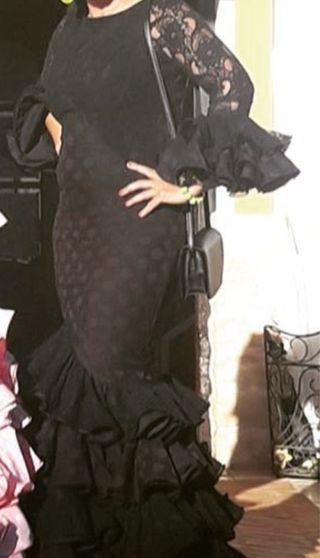 Traje de flamenca negro con volantes
