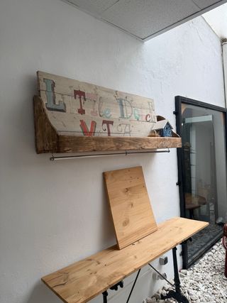 Estante madera antiguo con barra