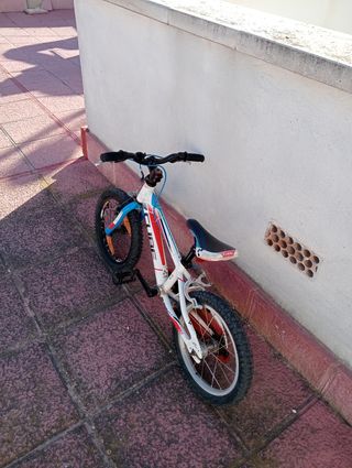 Bicicleta Infantil CUBE 16 Roja y Azul