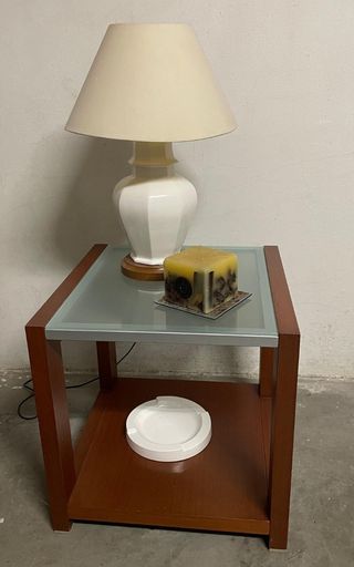 Mesa auxiliar con lámpara, vela y cenicero
