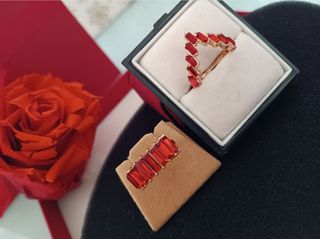 Set anelli dorati con gemme rosse