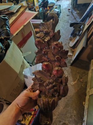 Guirnalda antigua de madera policromada