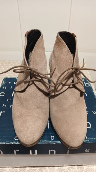 Botines de ante con cuña y cordones.