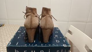 Botines de ante con cuña y cordones.